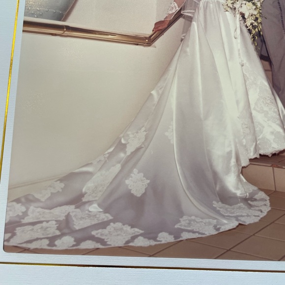 Size 2 white vintage comes with a white vail. - Picture 8 of 9